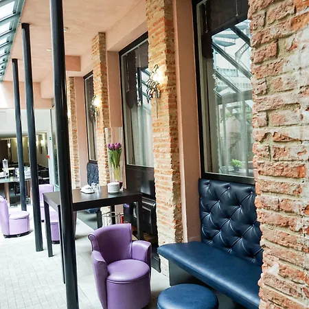 Grand D'orleans מלון